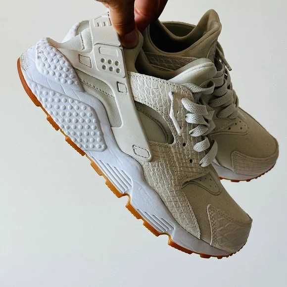 Nike Air Huarache Cream & White Gum Sole Size 8 - Picture 1 of 10